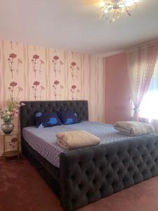ein Bett mit zwei Kissen darauf in einem Schlafzimmer in der Unterkunft Haus Tun in Waldbröl