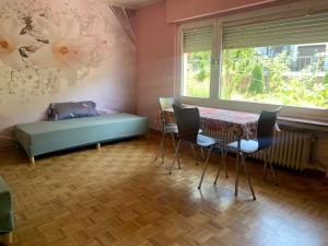 ein Zimmer mit einem Bett, einem Tisch und Stühlen in der Unterkunft Haus Tun in Waldbröl