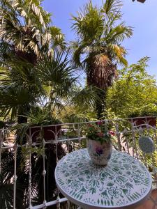 a table with a potted plant on top of it at Le Palme Di Como in Como