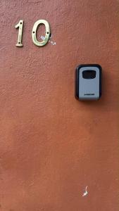a wall with a number and a cell phone on it at Fantástico in Juan López