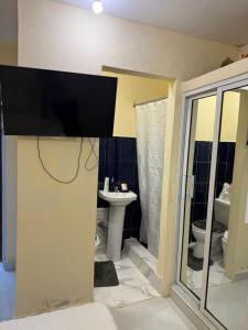 a bathroom with a toilet and a sink at Fantástico in Juan López