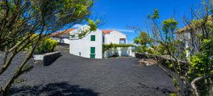 an external view of a white house with a driveway at Inn Fraga in Ribeirinha
