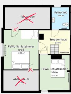 a floor plan of a house with red arrows at Försterei Kalkhorst Ferienhaus am Naturschutzgebiet mit großem Garten in Neustrelitz +1 photo