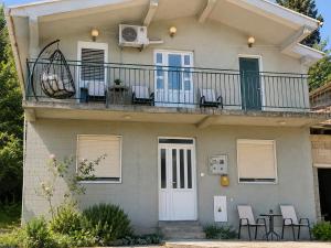 a house with a balcony with chairs on it at Bgd apartman in Kavač