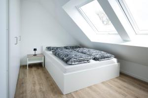 a bed in a room with a window at Alleenstraße 66 in Wendlingen am Neckar