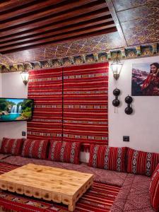 a living room with a couch and a table at Riad Hamad Tijani in Fez