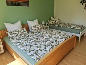 two twin beds in a room with at Ferienwohnung Glück auf in Gornsdorf
