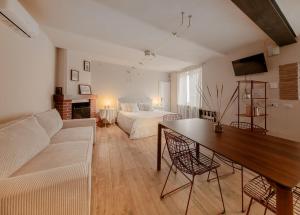 a living room with a couch and a bed and a table at Villa Curte Nicia in Nizza Monferrato
