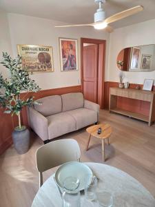 a living room with a couch and a table at L'Appart Millésime - Escapade champenoise Épernay in Magenta