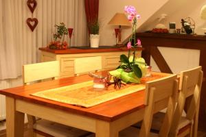 tavolo da pranzo con tavolo in legno e fiori di Willstein a Bad Berleburg