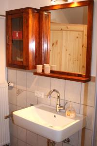 bagno con lavandino e specchio di Willstein a Bad Berleburg