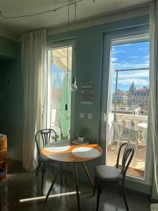 a dining room with a table and chairs and a balcony at Les Terrasses, charme et authenticité en Hyper Centre de TOULON, Idéal pour un séjour romantique ou une escapade urbaine in Toulon