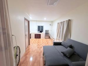 a living room with a blue couch and a kitchen at PATTARAWAN House in Thong Sala