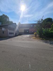 an empty parking lot in front of a building at Zimmer auf'm Hof in Gerabronn