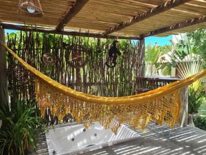 a hammock hanging from a pergola at Chalé Jacuzzi Fortim in Fortim