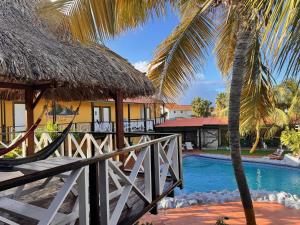 a resort with a hammock and a swimming pool at Rancho el Sobrino in Sabana Westpunt