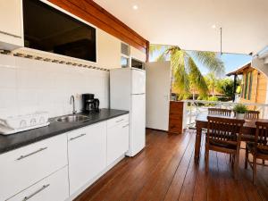 a kitchen with white appliances and a table with chairs at Rancho el Sobrino in Sabana Westpunt