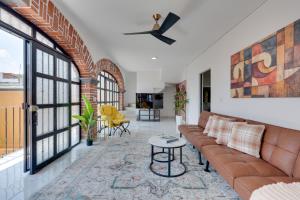 un soggiorno con un divano e un tavolo di Stylish & Spacious Unit w/ Deck in Cuernavaca a Cuernavaca
