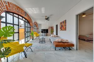 un soggiorno con letto e divano di Stylish & Spacious Unit w/ Deck in Cuernavaca a Cuernavaca