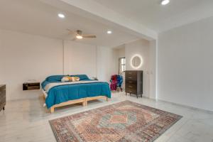 una camera da letto con un letto blu e un tappeto di Stylish & Spacious Unit w/ Deck in Cuernavaca a Cuernavaca