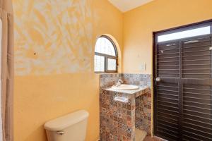 un bagno con WC e lavandino di Stylish & Spacious Unit w/ Deck in Cuernavaca a Cuernavaca Altre 31 foto