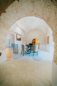 ein Esszimmer mit Tisch und Stühlen in der Unterkunft Trullo Cervillo in Cisternino