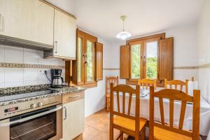 a kitchen with a table and a dining room at Casa Santa Leocadia in Tama