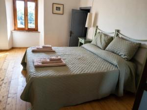 a bedroom with a bed with two towels on it at La Salvia in Scansano +11 photos