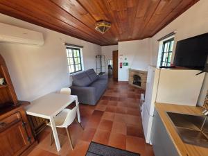 a living room with a couch and a table at Cantinho nas Varzeas in Loulé