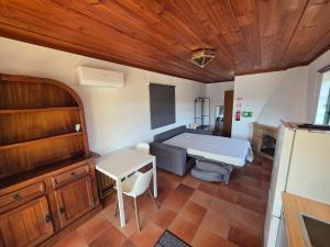 a small bedroom with a bed and a table at Cantinho nas Varzeas in Loulé