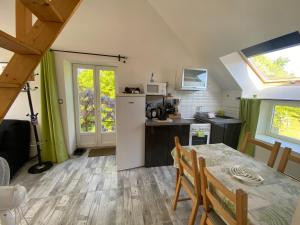 eine Küche und ein Esszimmer mit Tisch und Stühlen in der Unterkunft ZenViewStudios in Saint-Agil