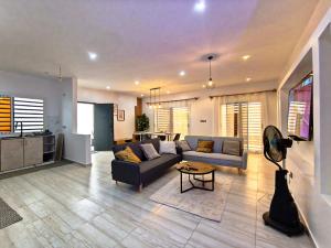 a living room with a couch and a table at Luxe villa 3 chambres Somone in Somone