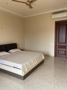 a bedroom with a bed and a ceiling fan at Luxury Executive Homestay in Jāmb