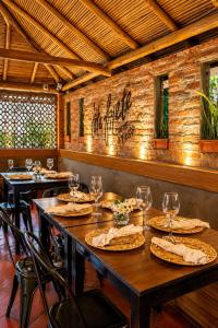 a table in a restaurant with wine glasses on it at Hotel Campestre Santa Catalina in San Gil