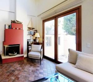 a living room with a couch and a window at Ta'Casa in Xàtiva +1 photo