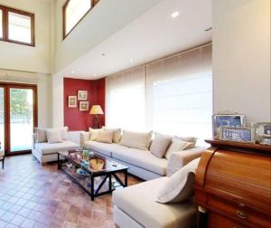 a living room with a couch and a table at Ta'Casa in Xàtiva
