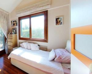 a bedroom with a white bed and a window at Ta'Casa in Xàtiva