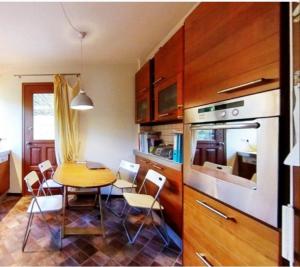 a kitchen with a table and chairs in a kitchen at Ta'Casa in Xàtiva