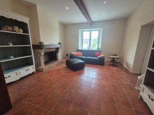 a living room with a couch and a fireplace at Boutiquezimmer Duchesse in Mirepoix