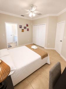 a bedroom with a large bed and a ceiling fan at The Garden, Miami Lakes in Miami Lakes
