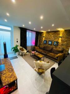 a living room with a couch and a table at jolie appartement in Seraing