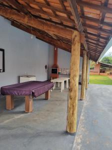 a purple mattress on a bench under a pavilion at KmX in Campo Grande