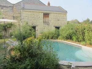 a swimming pool in the yard of a house at Chez Annie Chambre chez l'habitant in Distré