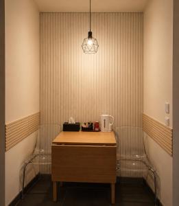 a desk with two chairs and a table and a light at Wellness Suite Zeist in Zeist