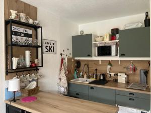 a kitchen with green cabinets and a sink at Orrianes 1650 in Les Orres