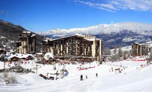 a group of people in the snow at a ski resort at Orrianes 1650 in Les Orres