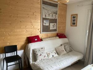 a room with a couch in a wooden wall at Orrianes 1650 in Les Orres