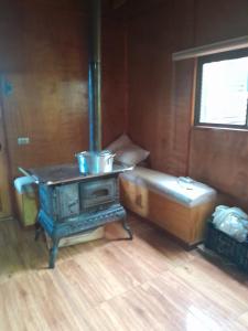 a kitchen with a stove and a tub in a room at Isidora in Puerto Aisén