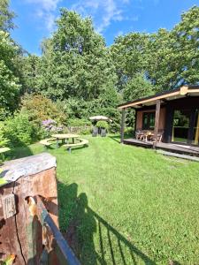 a garden with a fence and a house at 'De Schuif' in Berlicum