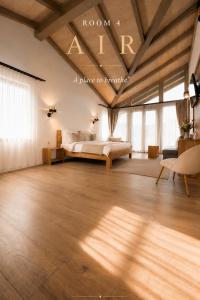 ein Schlafzimmer mit einem Bett in einem Zimmer mit Holzdecke in der Unterkunft REY Chalet in Vatra Dornei